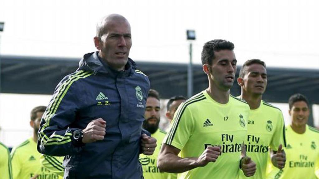 Zinedine Zidane, junto a Arbeloa en un entrenamiento del Real Madrid de 2016