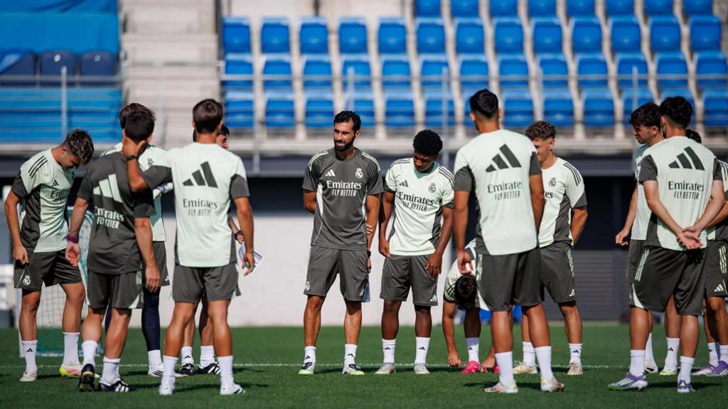 Arbeloa dando una charla a los jugadores del Castilla