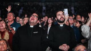 Procesiones, rezos e influencers para consagrar la explosión cristiana en el Movistar Arena: Madrid es pionera en la fe