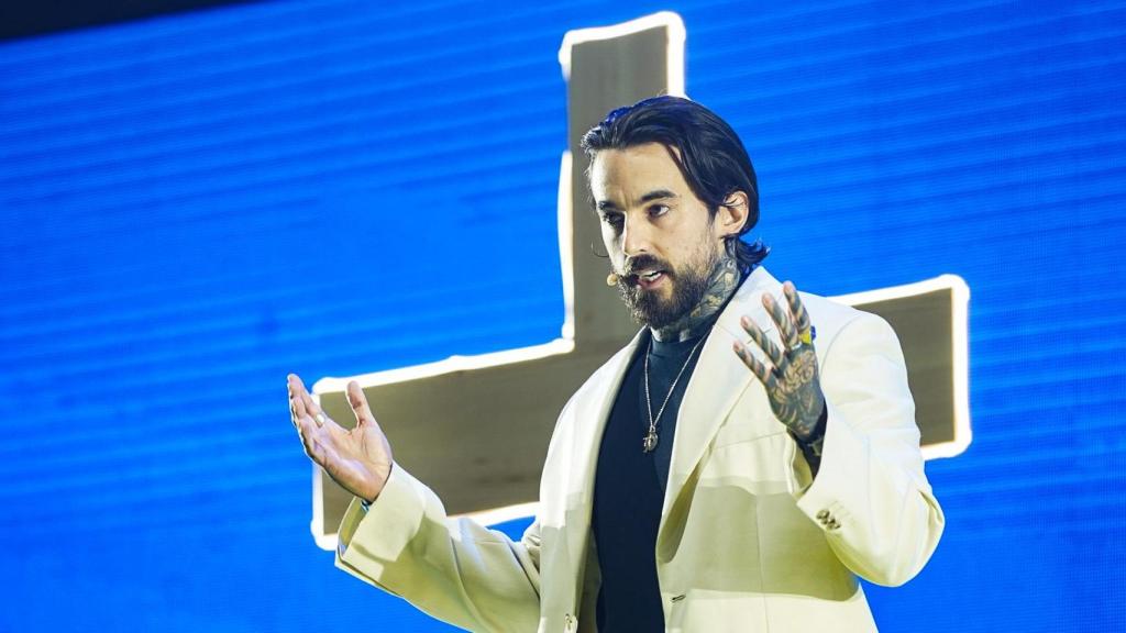 El influencer cristiano Rene ZZ dando su testimonio de fe.