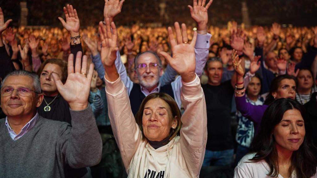 Público con los brazos en alto.