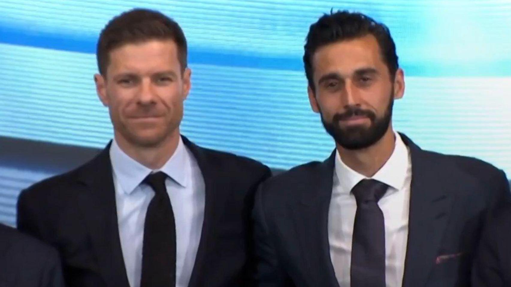 Xabi Alonso junto a Álvaro Arbeloa.