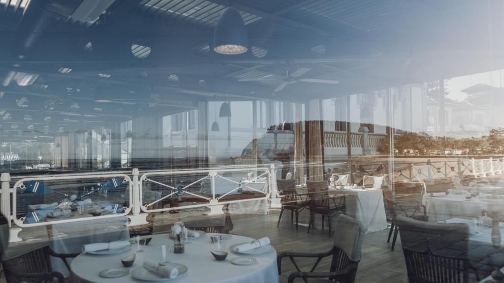 La playa de Ribadesella vista desde el interior del restaurante Ayalga.