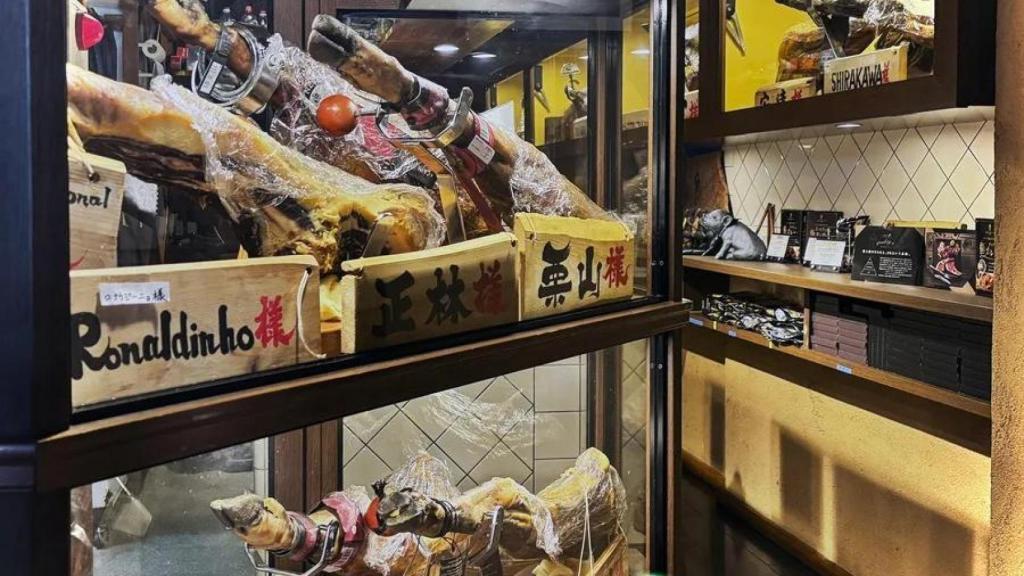 Jamón ibérico expuesto en restaurantes japoneses.