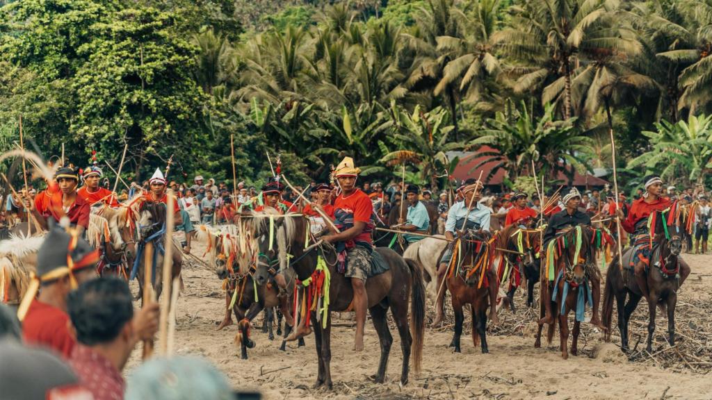 El Pasola es un ritual ancestral de la isla de Sumba donde se celebra una batalla caballo