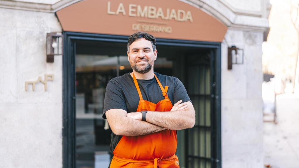 El cocinero Nico Reyes, a la entrada de La Embajada.
