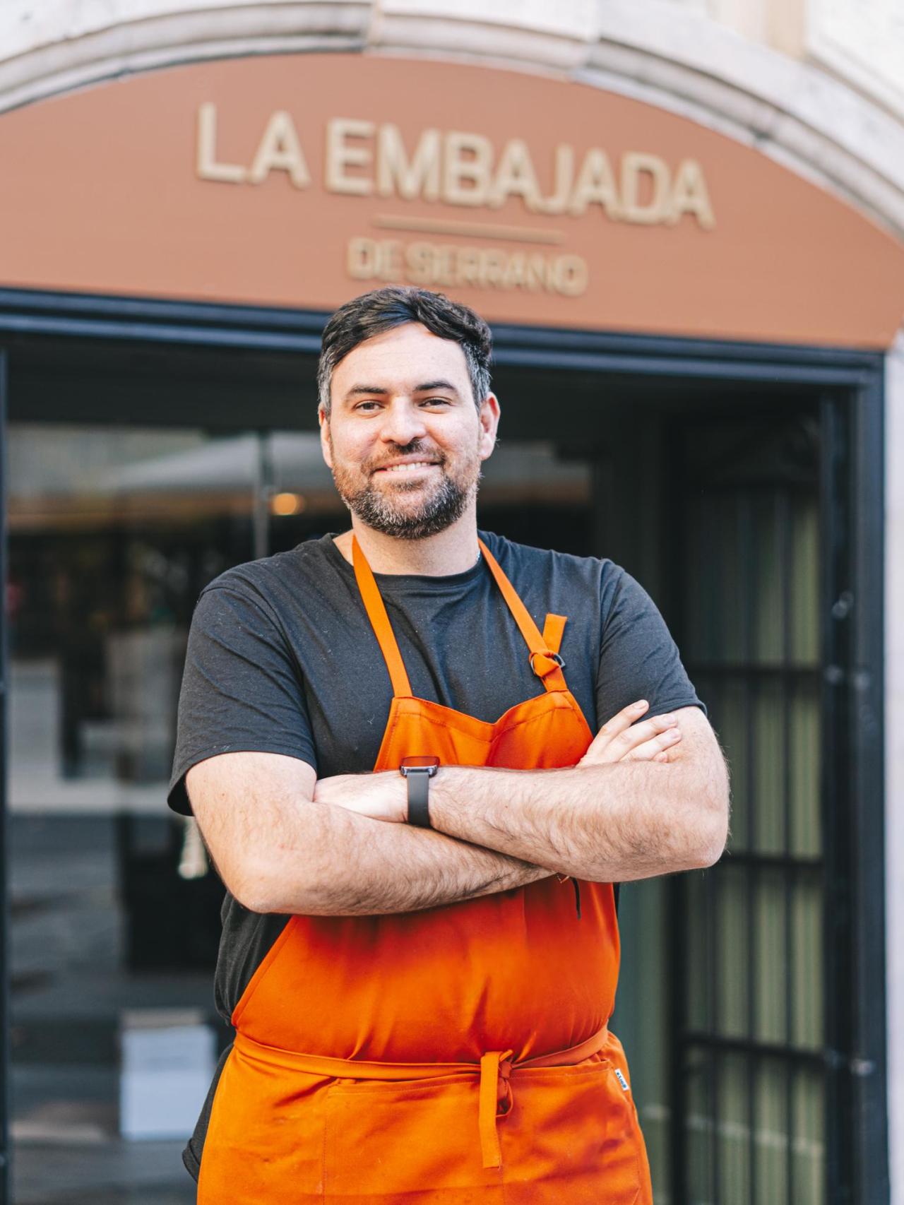 El cocinero Nico Reyes, a la entrada de La Embajada.