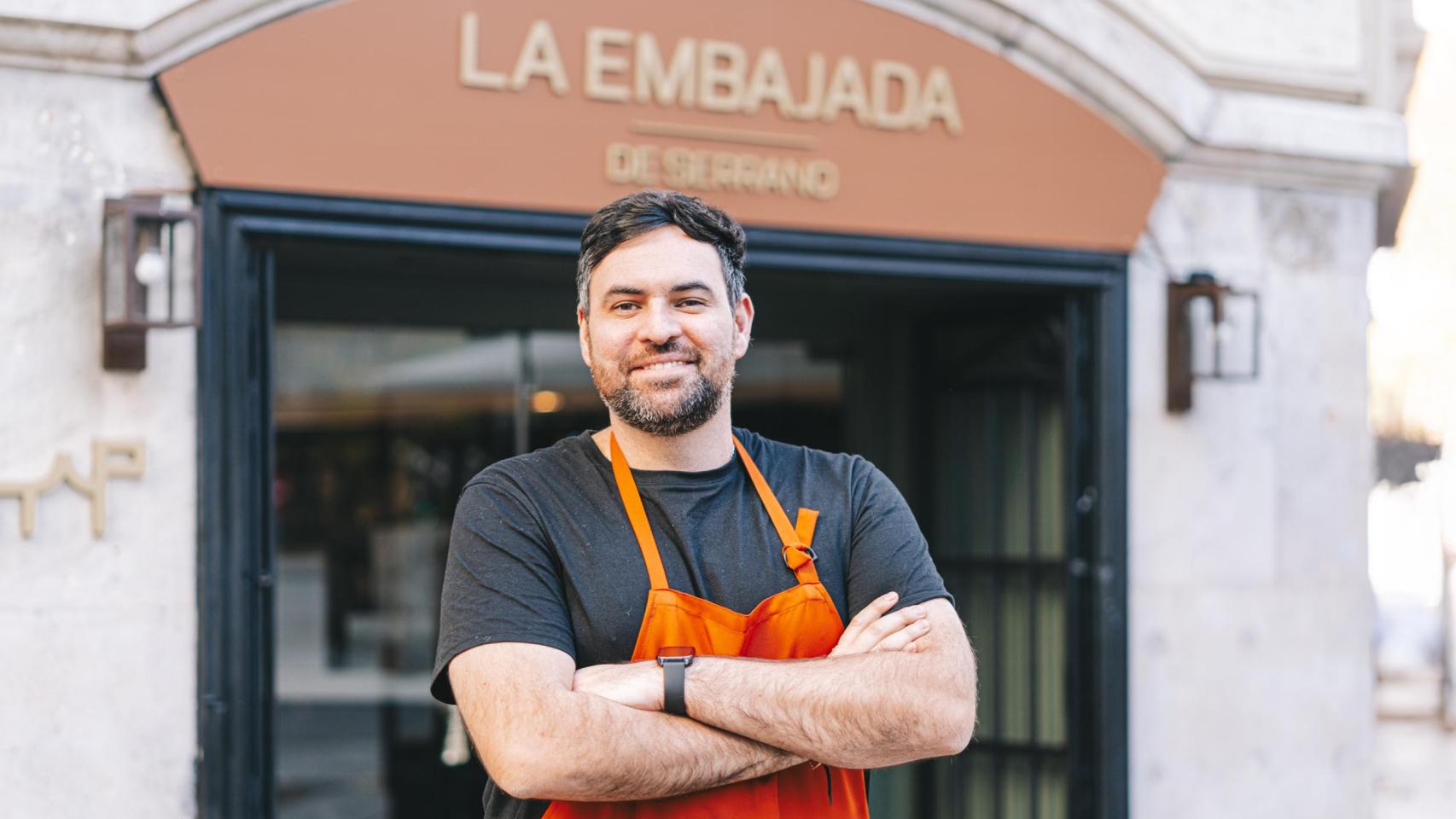 El cocinero Nico Reyes, a la entrada de La Embajada.