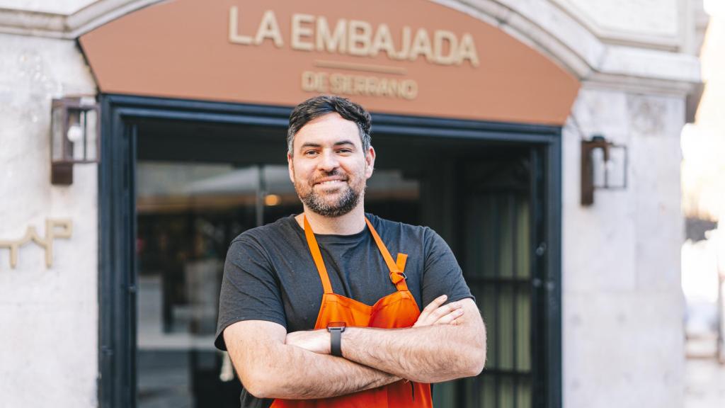 El cocinero Nico Reyes, a la entrada de La Embajada.