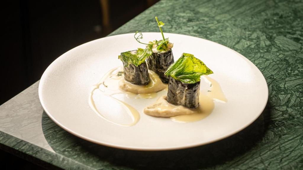 La merluza con alga nori con salsa meunière, uno de los platos de La Embajada.