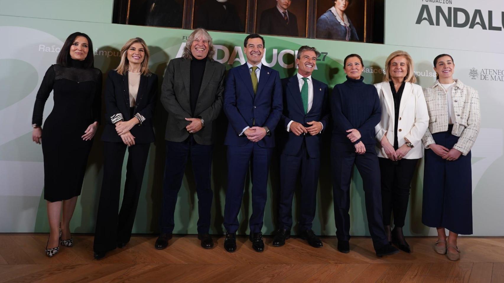 Juanma Moreno y Fede Linares, entre los embajadores de Andalucía 27: Cruz Sánchez de Lara, Sandra Golpe y José Mercé (izqda), y Sara Baras, Fátima Báñez y Carolina Marín (dcha).