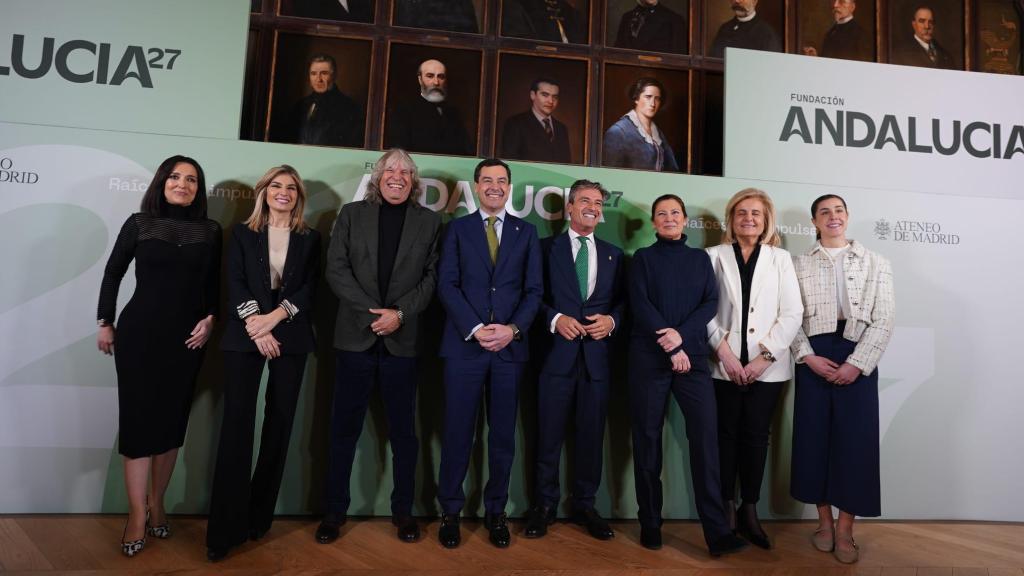 Juanma Moreno y Fede Linares, entre los embajadores de Andalucía 27: Cruz Sánchez de Lara, Sandra Golpe y José Mercé (izqda), y Sara Baras, Fátima Báñez y Carolina Marín (dcha).
