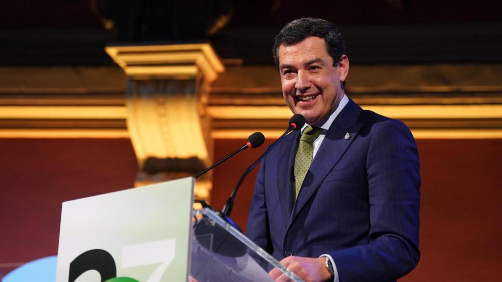 El presidente andaluz, Juanma Moreno, durante su intervención en la presentación de Andalucía 27, en el Ateneo de Madrid.