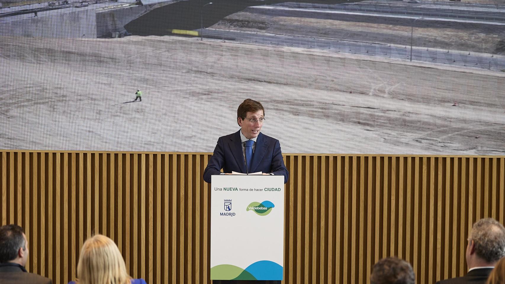 El alcalde de Madrid, José Luis Martínez-Almeida, participa en un encuentro informativo sobre el fin de las obras en Valdebebas este lunes.