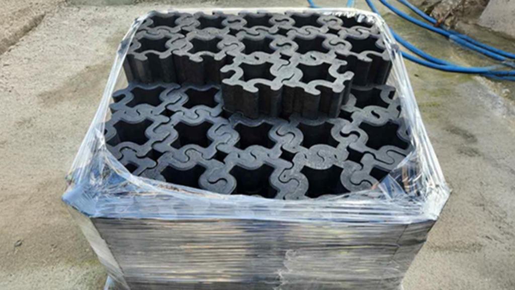 Varios ladrillos Eco‑C CUBE.