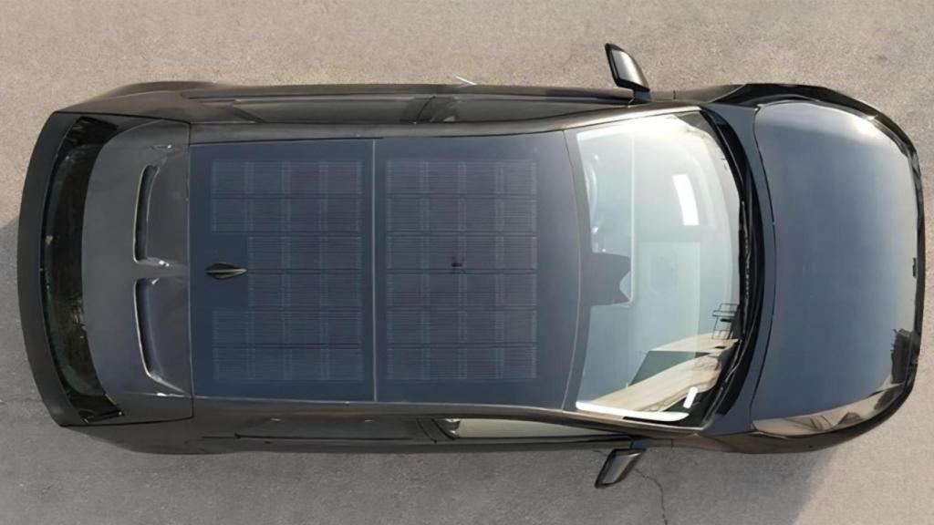 Un coche con paneles solares integrados.