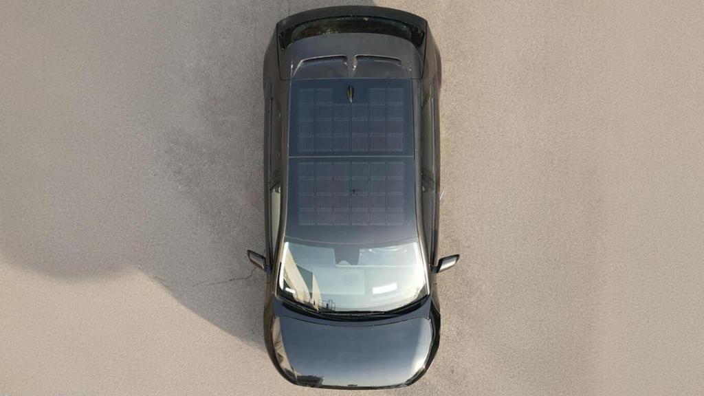 Un coche con paneles solares integrados de Solarstic.