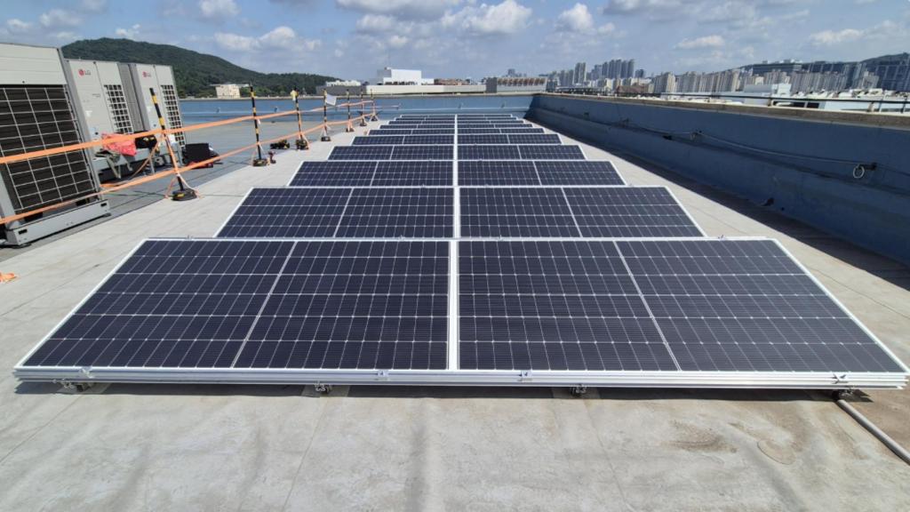 Varios paneles solares de Solarstic.