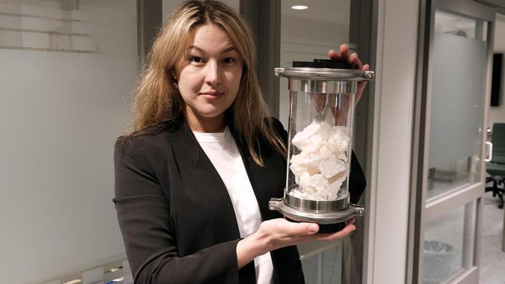 Galina Simonsen con el prototipo de bomba de calor que almacena el calor