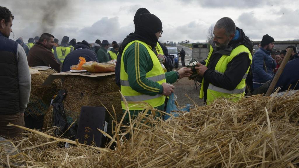 Agricultores y ganaderos cortan la A-52 con tractores y rollos de paja en Xinzo de Limia, Orense, Galicia (España).