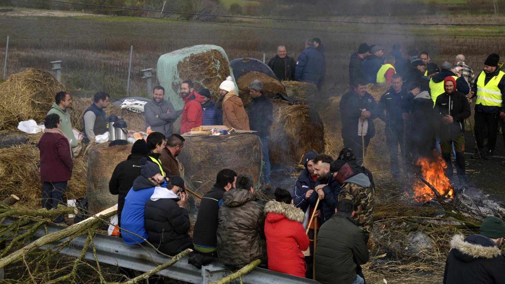 Agricultores y ganaderos cortan la A-52 con tractores y rollos de paja en Xinzo de Limia, Orense, Galicia (España).