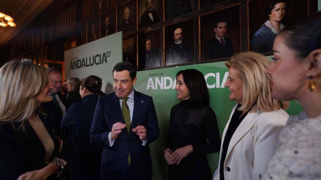 Juanma Moreno junto a Sandra Golpe, Cruz Sánchez de Lara, Fatima Báñez y Carolina Marín.