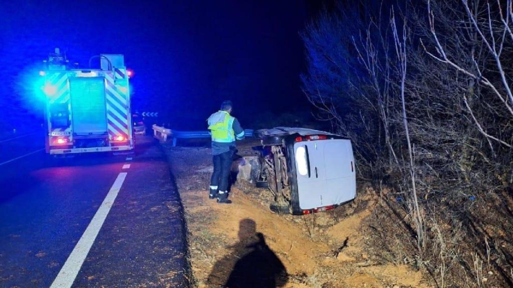 Los Bomberos de la DPT y la Guardia Civil en el lugar de los hechos.