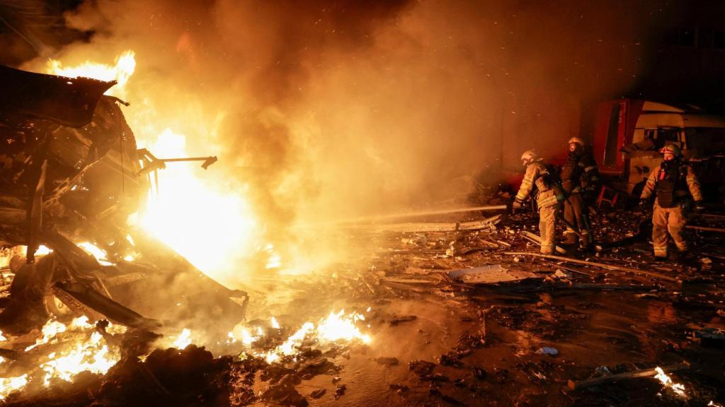 Los bomberos ucranianos tratan de apagar un fuego provocado por el ataque ruso sobre Járkov.