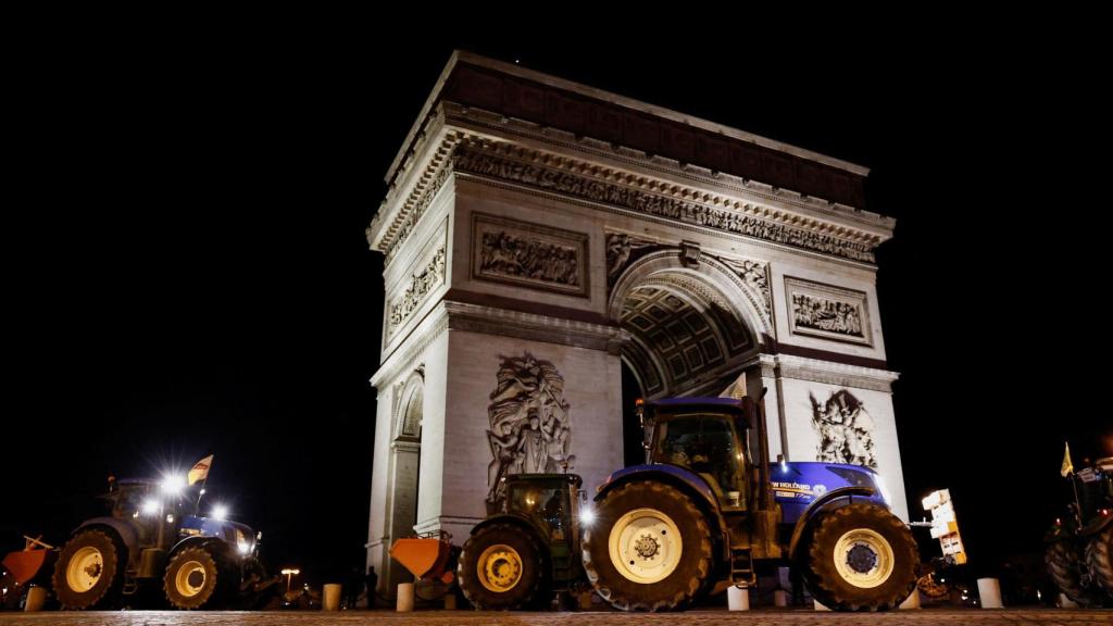 Los agricultores franceses han 'plantado' sus tractores ante el Arco del Triunfo de París.
