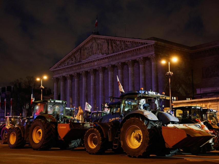 Tractores de los agricultores franceses aparcados ante la Asamblea Nacional, en París.