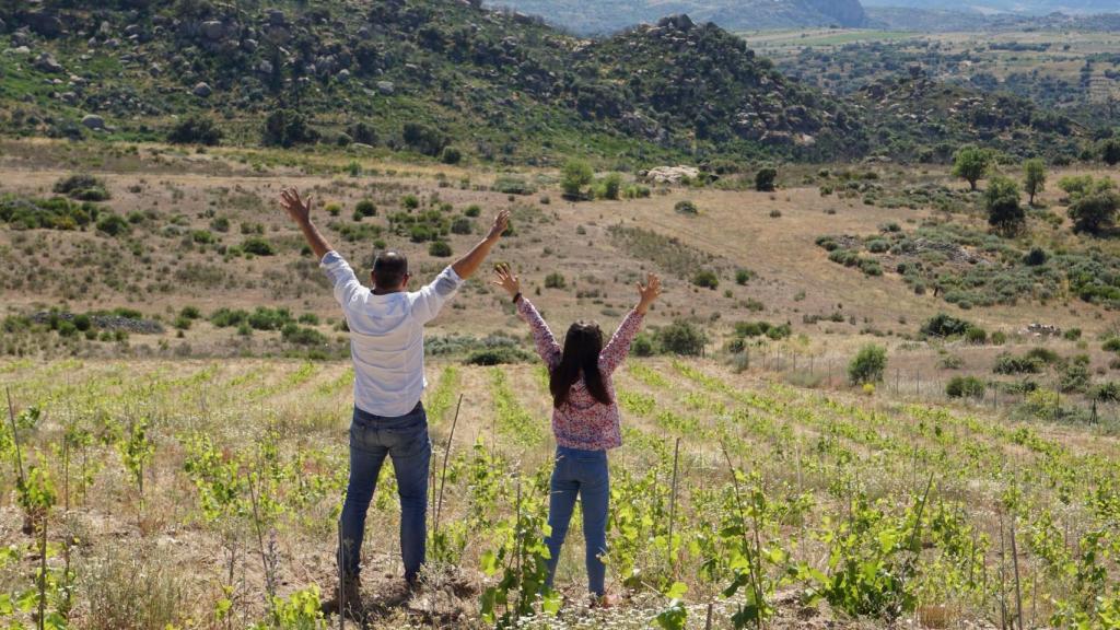 José Luis con su hija en sus terrenos
