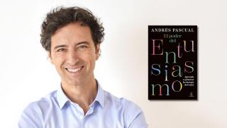 Andrés Pascual junto a la portada de su libro 'El poder del entusiasmo'