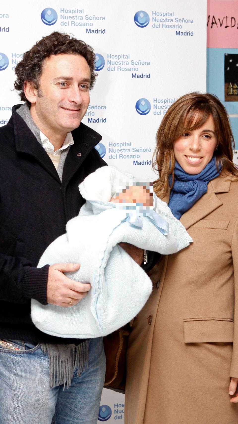 Ana Aznar junto a su marido, tras dar a luz a su hijo Alonso.