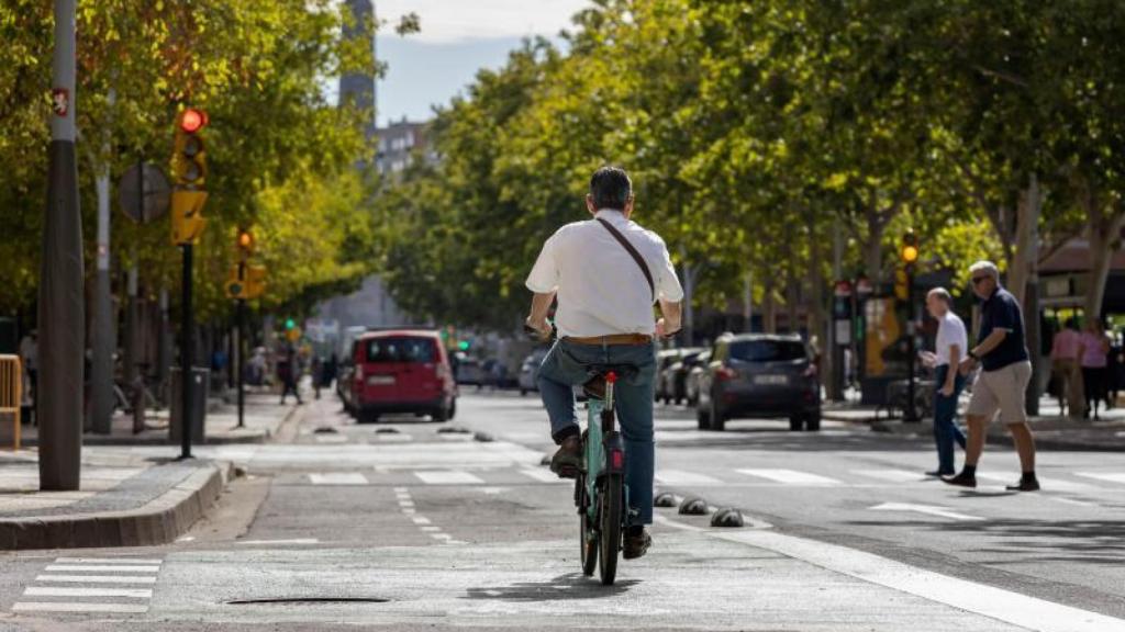 Un hombre sobre una bicicleta pública en Zaragoza.