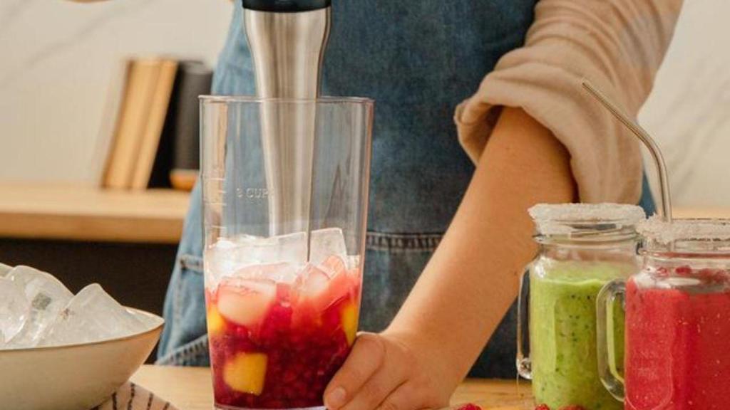 Un imprescindible en la cocina: la batidora de mano que soluciona tus comidas y cenas en minutos