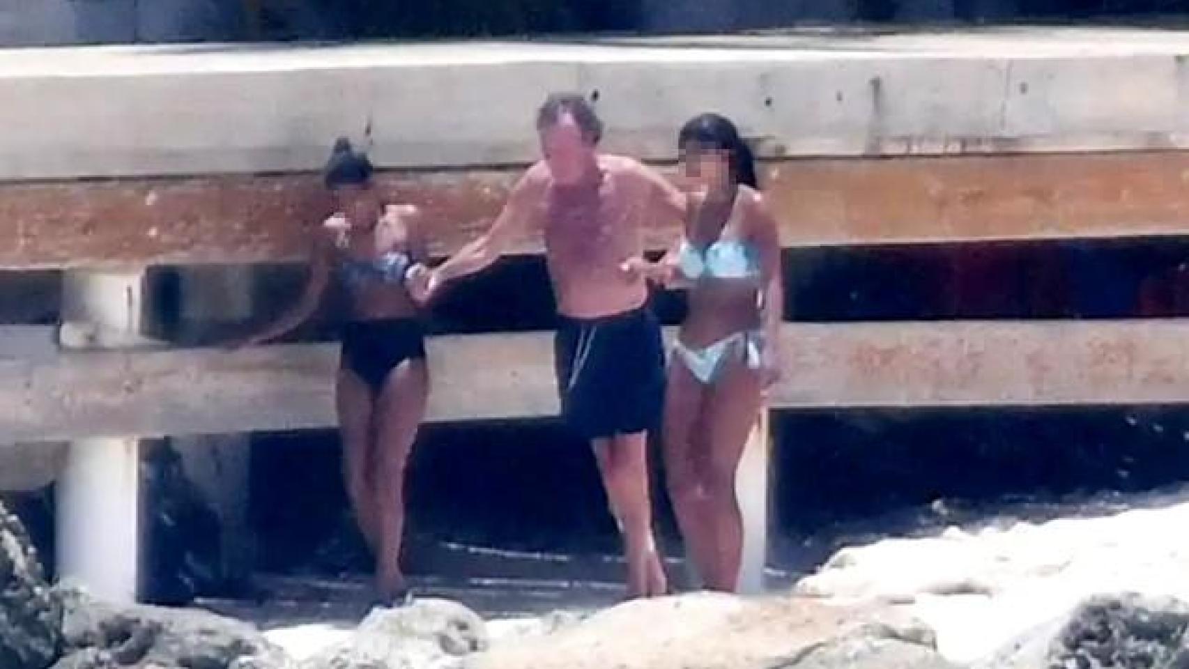 Julio Iglesias, en el año 2020, ayudado por dos trabajadoras.