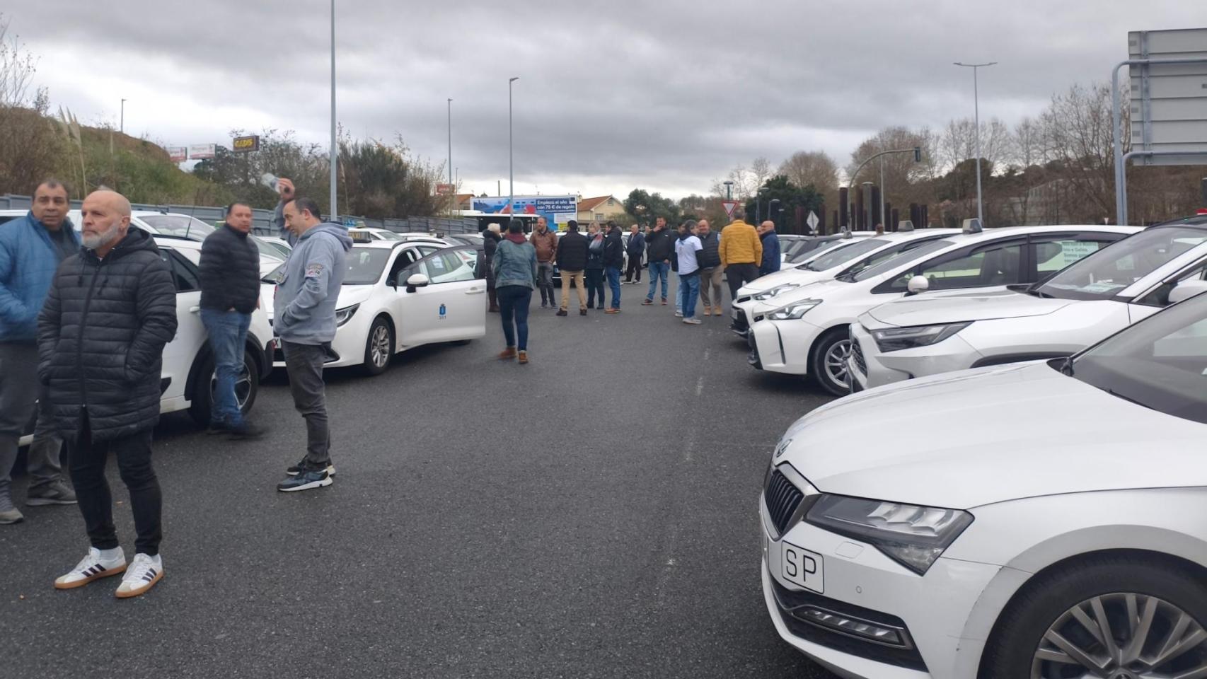 Taxistas exigen en A Coruña regular los VTC.