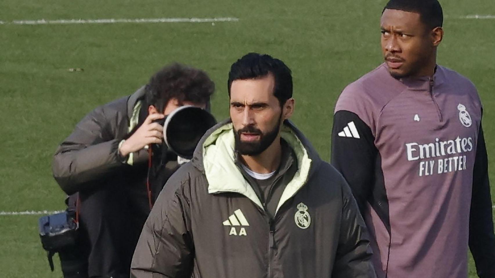 Álvaro Arbeloa, con Alaba detrás, en el entrenamiento del Real Madrid