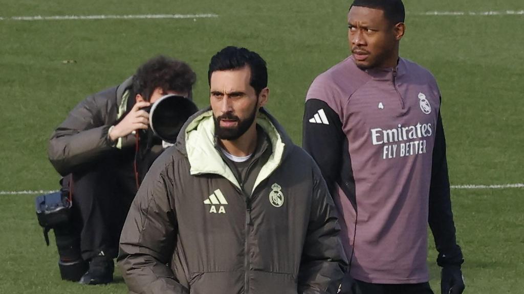 Álvaro Arbeloa, con Alaba detrás, en el entrenamiento del Real Madrid