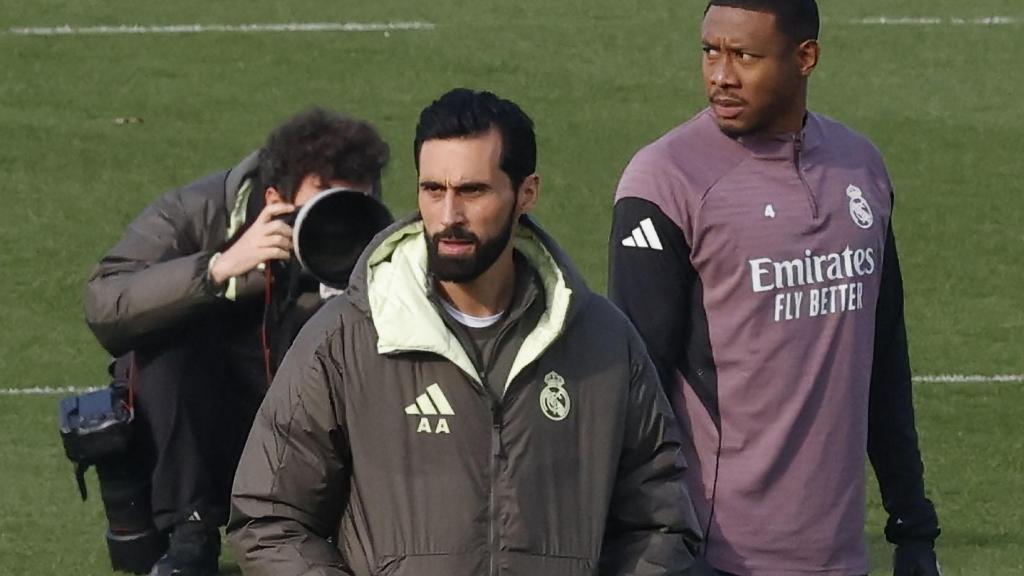 Álvaro Arbeloa, con Alaba detrás, en el entrenamiento del Real Madrid