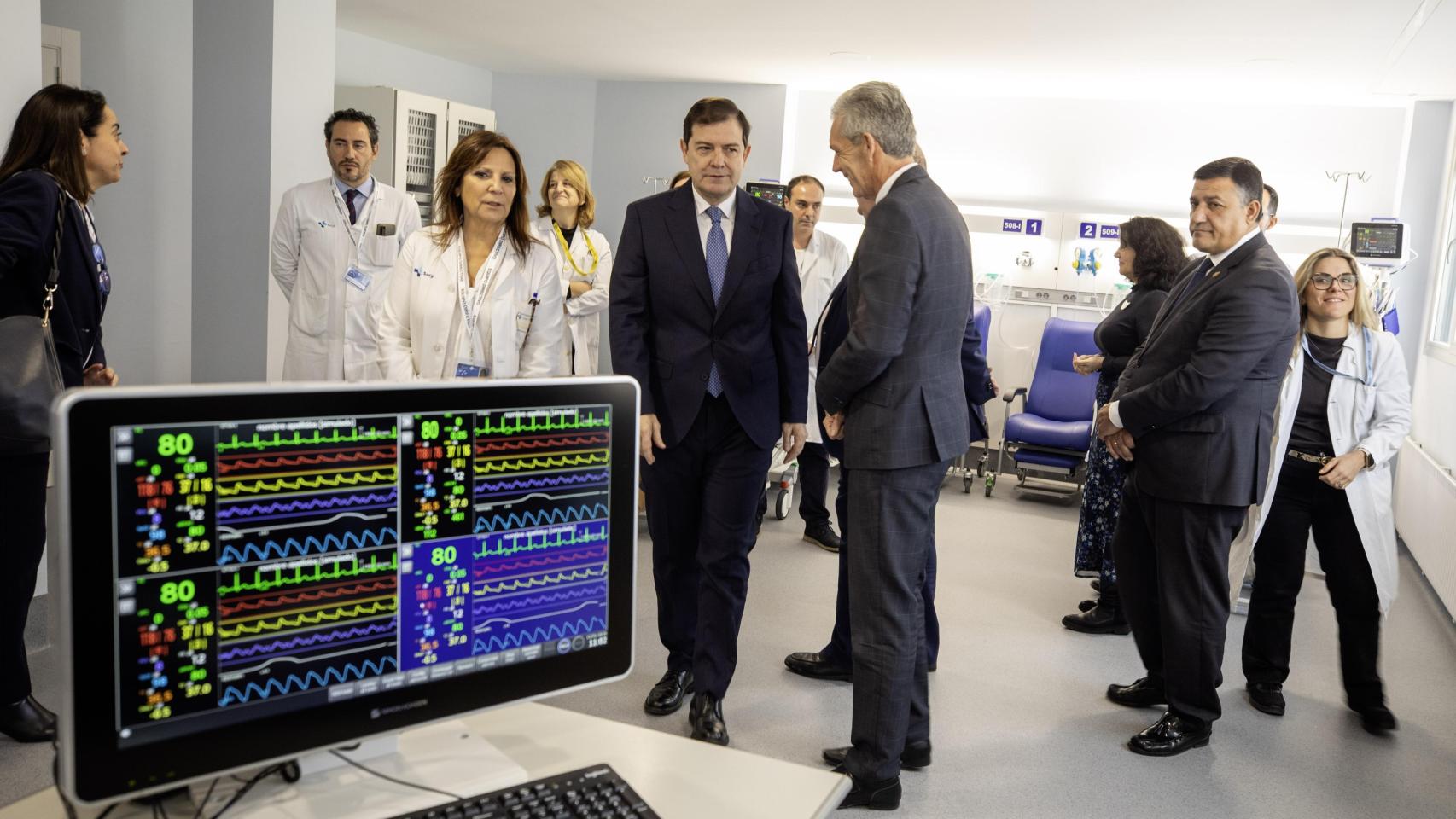 El presidente de la Junta de Castilla y León, Alfonso Fernández Mañueco, durante su visita a la nueva unidad de ictus del Hospital Nuestra Señora de Sonsoles de Ávila, este martes