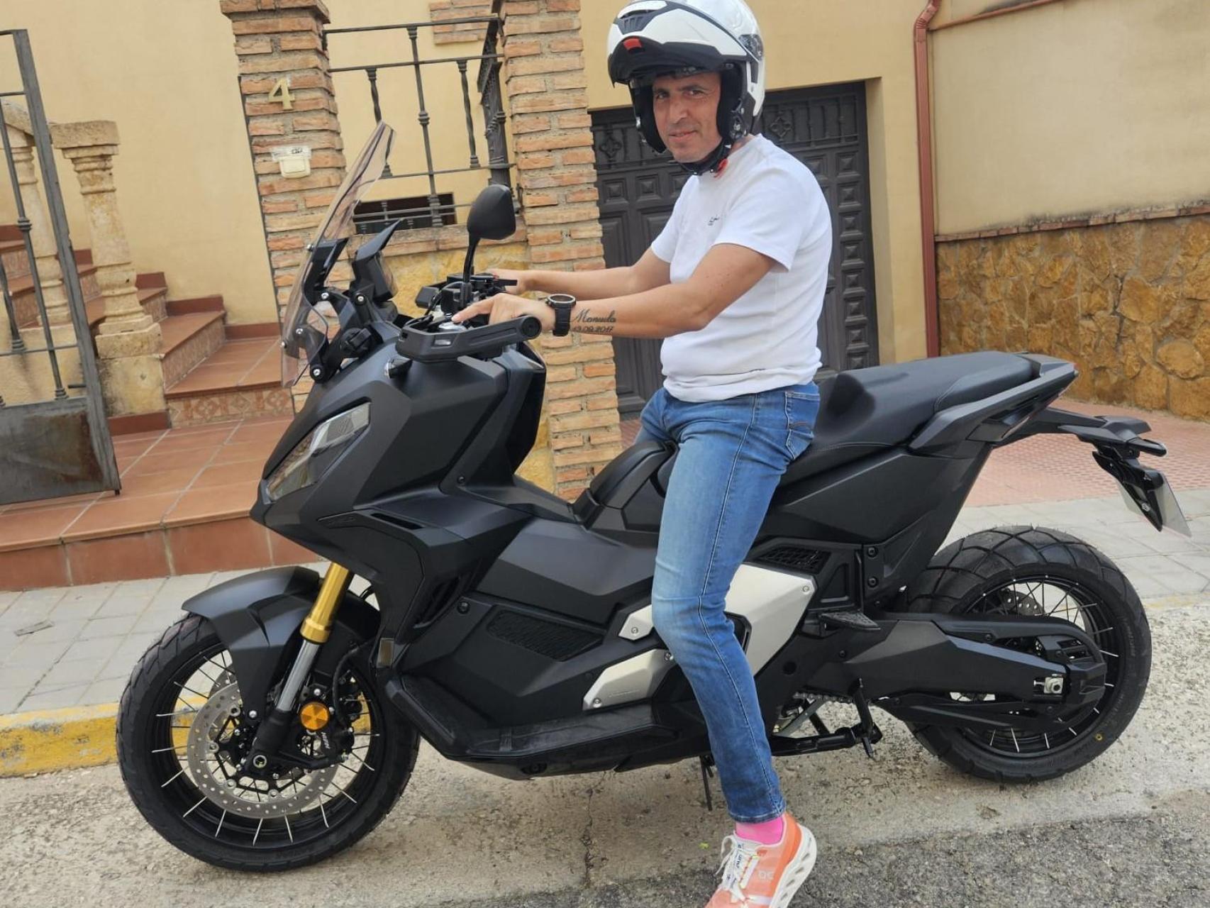 Luisma, cristalero autónomo en Granada, con la flamante Honda que se compró.