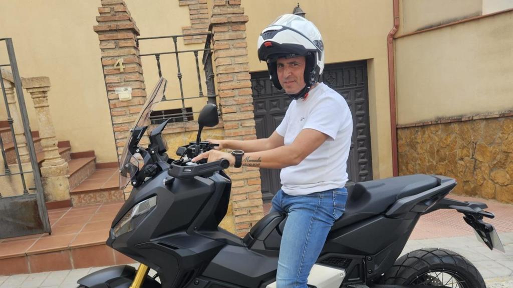 Luisma, cristalero autónomo en Granada, con la flamante Honda que se compró.