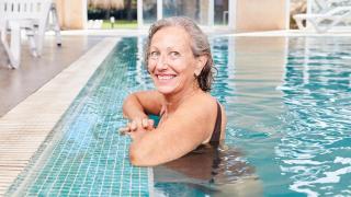 Una mujer en un balneario