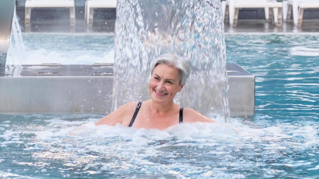 Una mujer en un balneario
