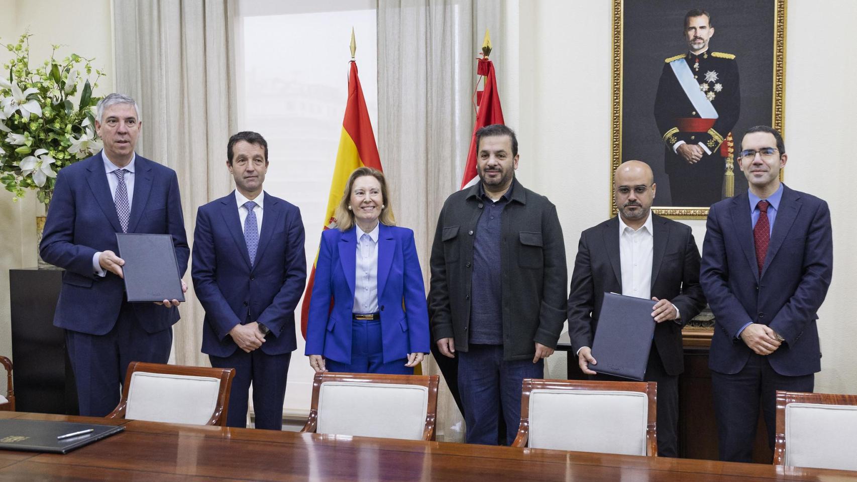 Foto de la firma con los máximos responsables de Indra y de Edge y Amparo Valcarce