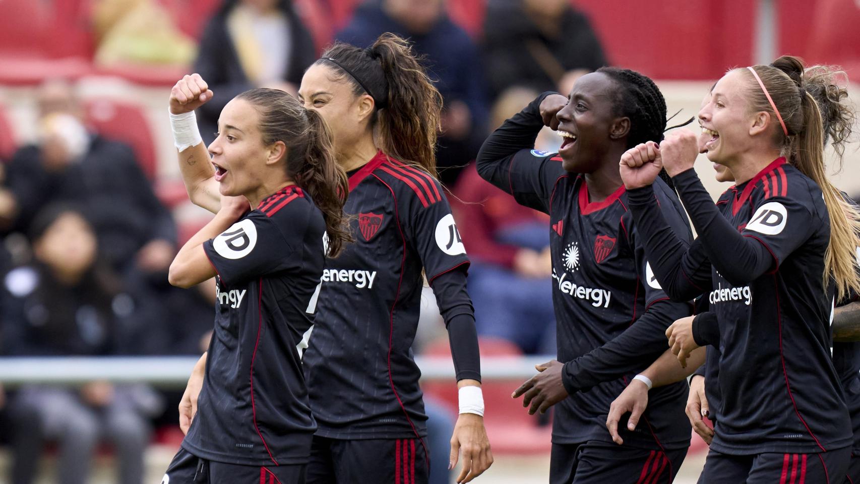 Las jugadoras del selvilla celebrando un gol.