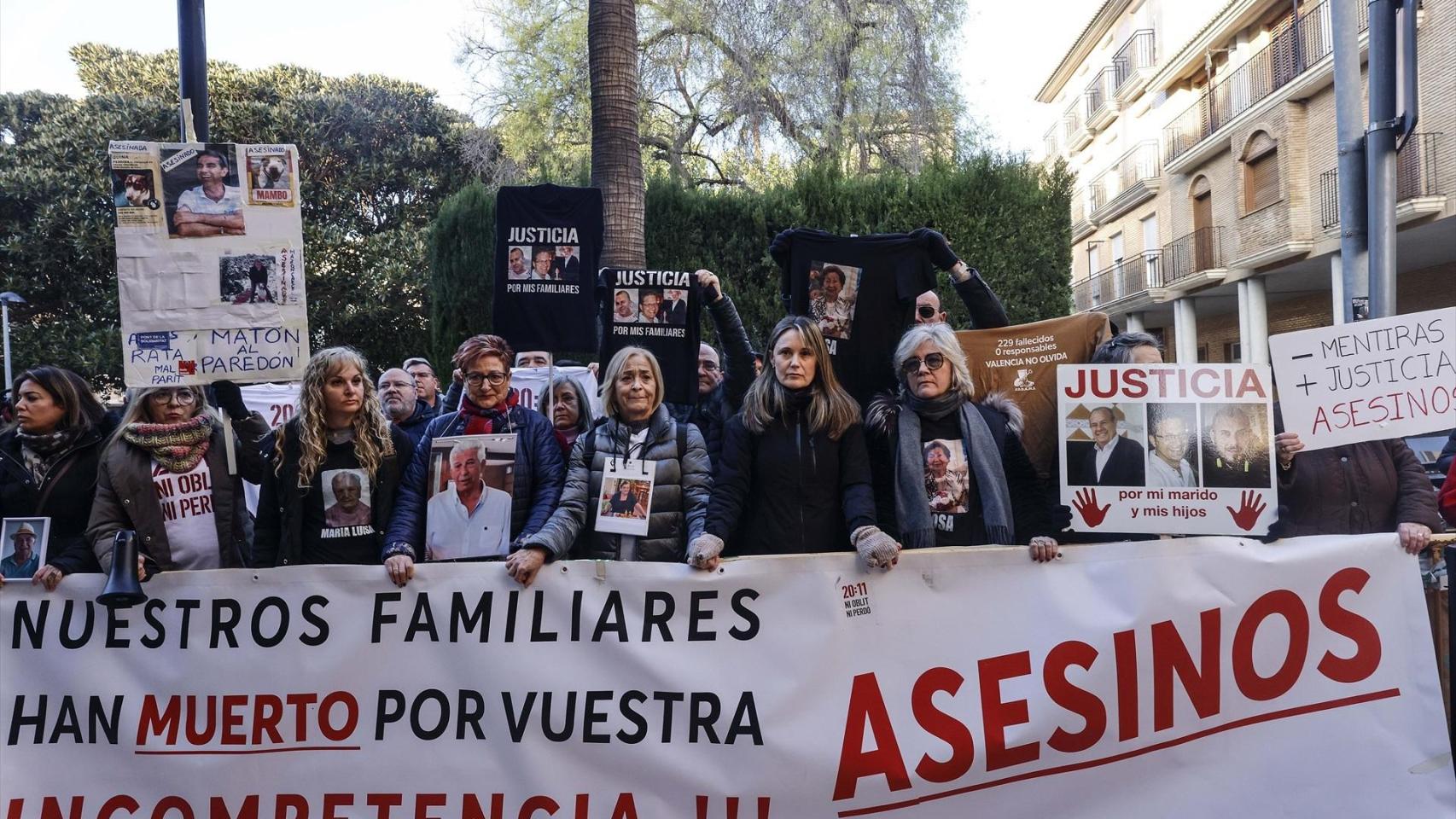 Víctimas de la dana, este lunes frente a los juzgados de Catarroja. Rober Solsona / EP