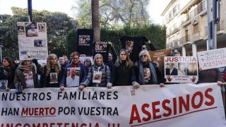 Víctimas de la dana, este lunes frente a los juzgados de Catarroja. Rober Solsona / EP