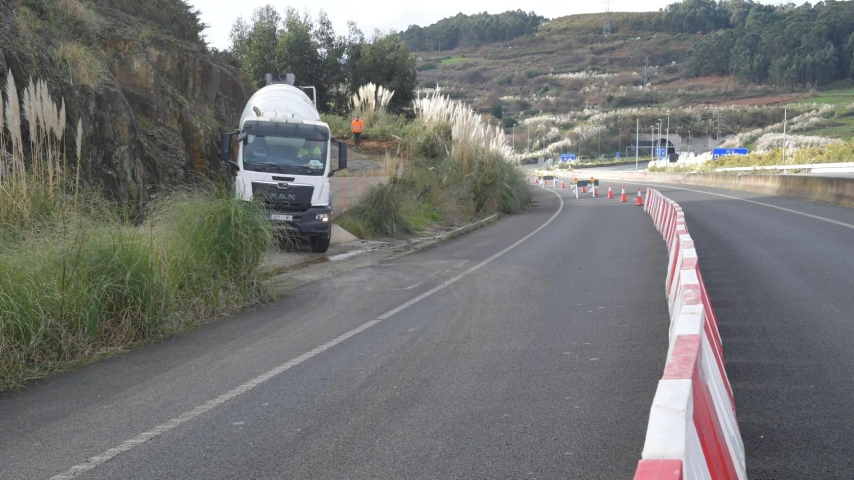 Los camiones de la obra del acceso ferroviario al Puerto Exterior de A Coruña circulan por la AC-15